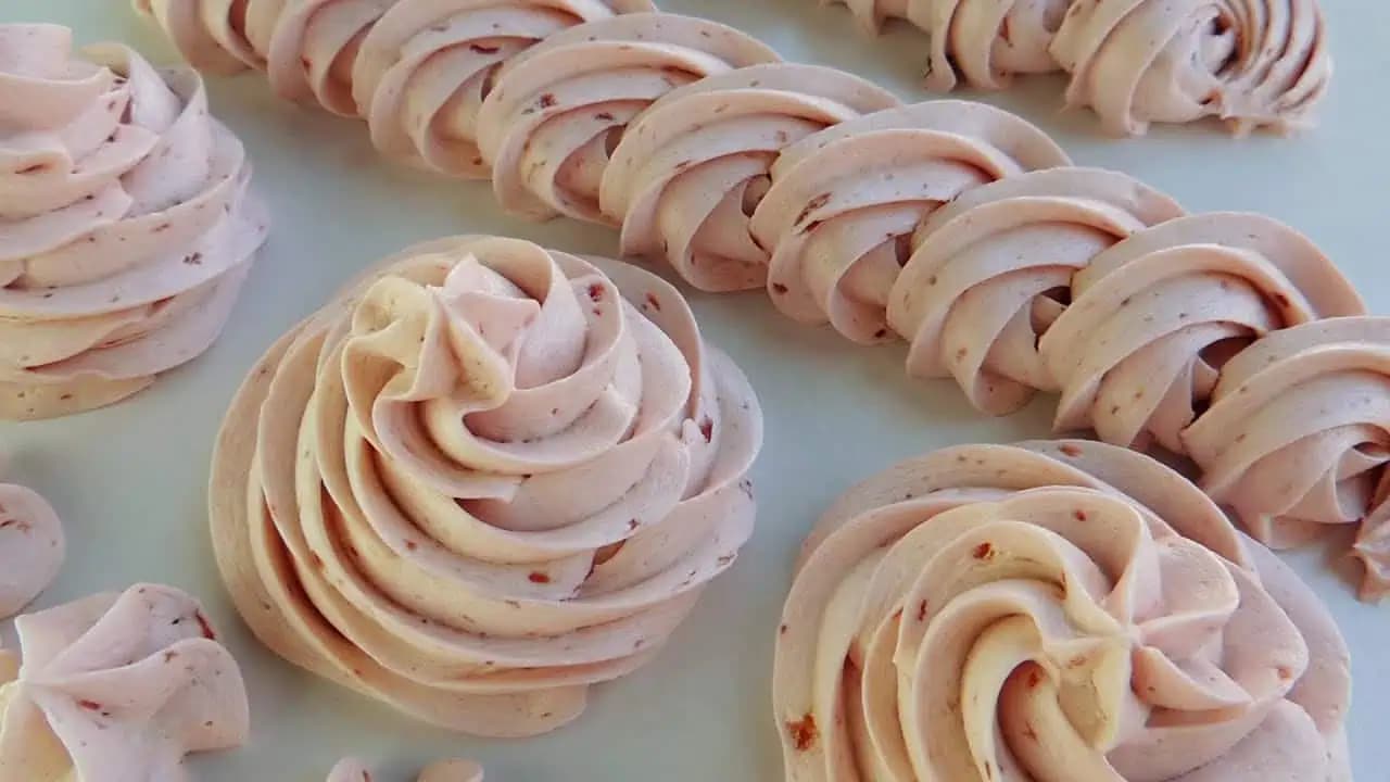 Vyskúšajte namiesto klasického maslového krému, tento s jogurtom a kondenzovaným mliekom: Ozdobíte ním zákusky, aj torty a perfektne drží!