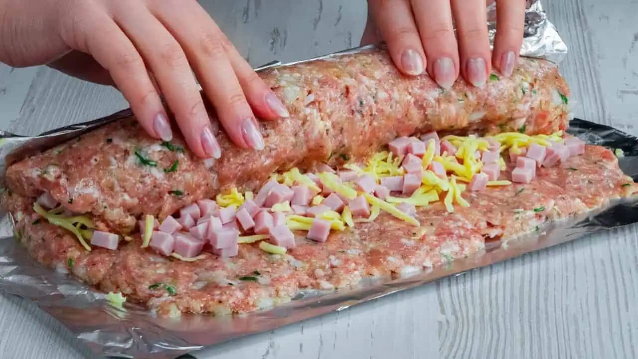 Zabudnite na fašírky a pripravte si túto skvelú roládu: Pečie sa v rúre, takže nemusíte stáť pri sporáku a chutí skvele!