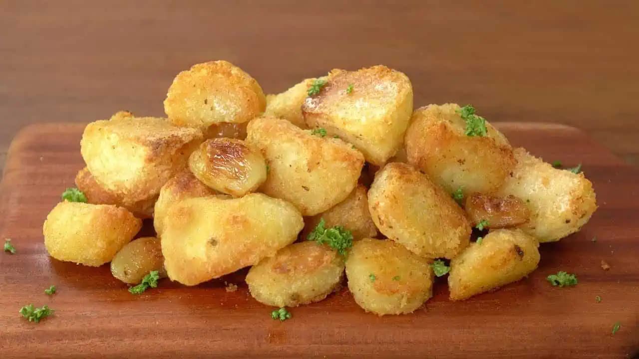 Chrumkavé opekané zemiaky s maslom a olivovým olejom: K týmto zemiakom nepotrebujete ani mäso a môžete ich pripraviť v rúre, aj na panvici!