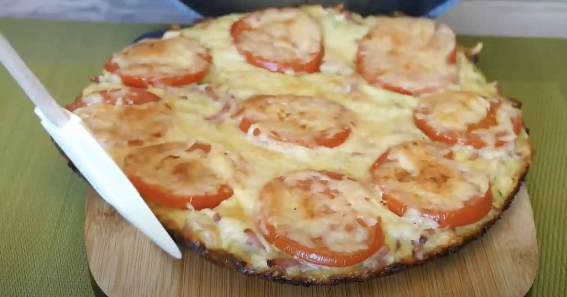 ĽAHKÁ pizza na panvici 15 minút – iba 1 cuketa, 3 vajcia a trocha múky: Vychválila ju celá rodina!