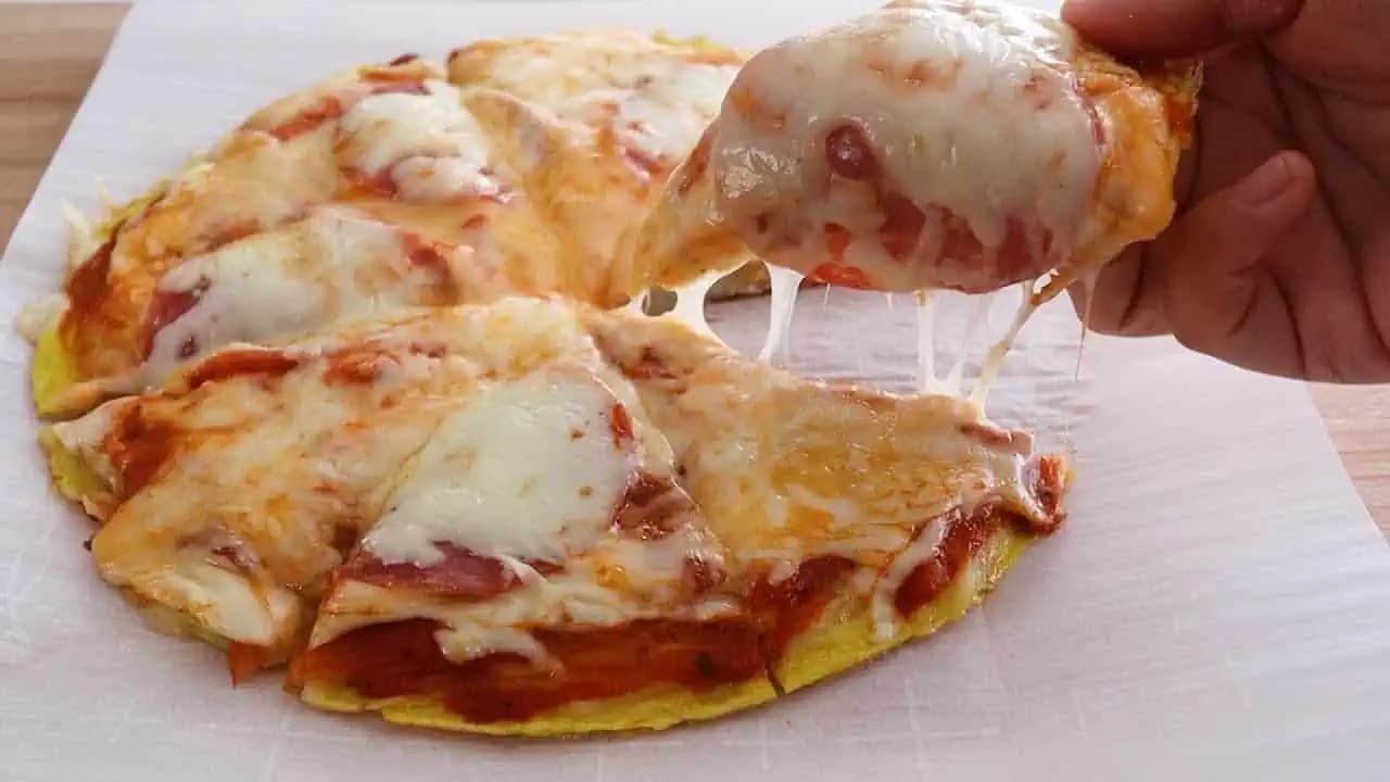Pizza na panvici 10 minút – iba 2 zemiaky, 2 vajcia a ŽIADNA MÚKA: Do nebies ju vychválila celá rodina!