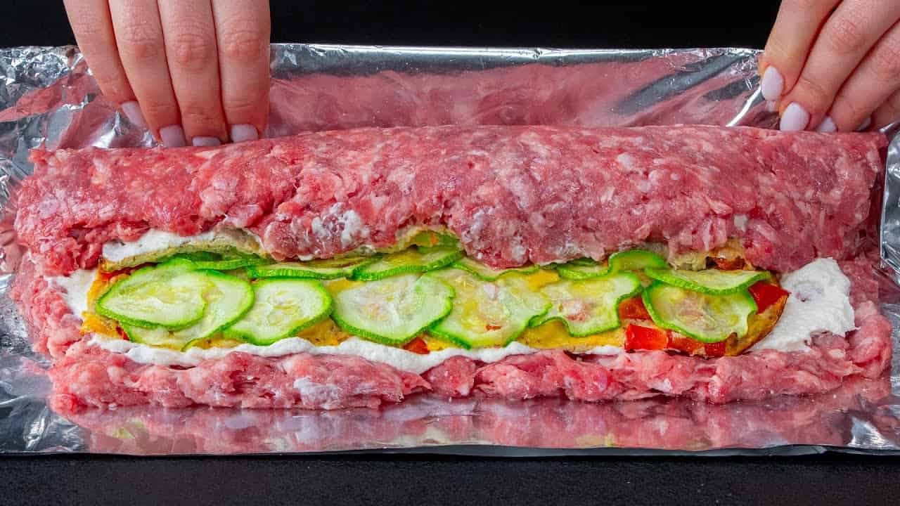 Kúpila som mleté mäso, cuketu a upiekla túto roládu: Zbláznila sa do nej komplet celá rodina!