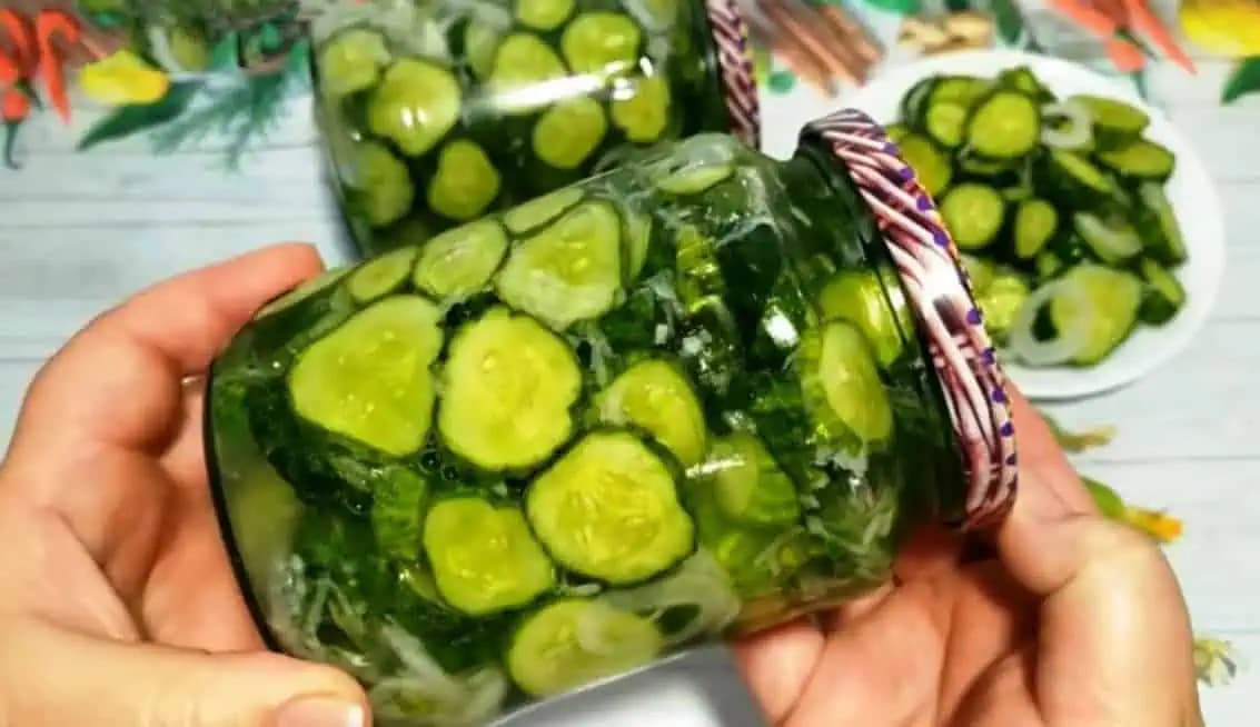 Vynikajúci uhorkový šalát NA ZIMU: Nevarí sa, nesterilizuje a je tak famózny, že vám nebude stačiť ani 30 pohárov!