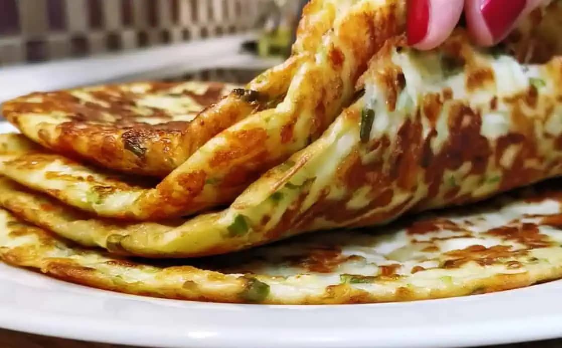 Našla som výborný RECEPT na jemné placky s cesnakom a kyslou smotanou: Ideálne na rýchly obed aj večeru, minútka na panvici a sú hotové!