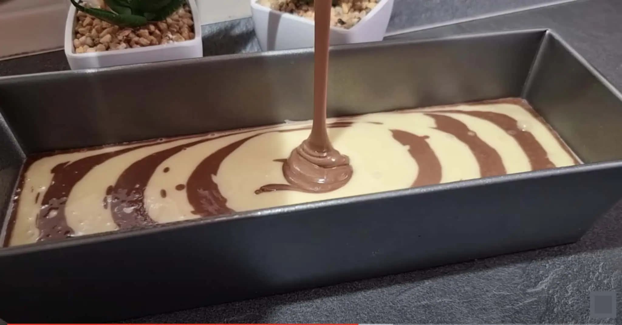 Dvojfarebný koláč „LENIVEC“ pripravený za 5 minút: Z tohoto cesta pečiem bábovku aj muffiny, je najlepšie!