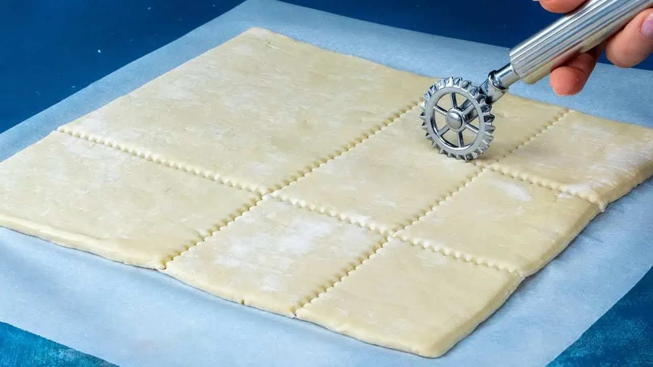 KÚPIM obyčajné lístkové cesto a za 15 minút robím dezert, ktorý tromfne aj veterník: Každý chce tento recept!