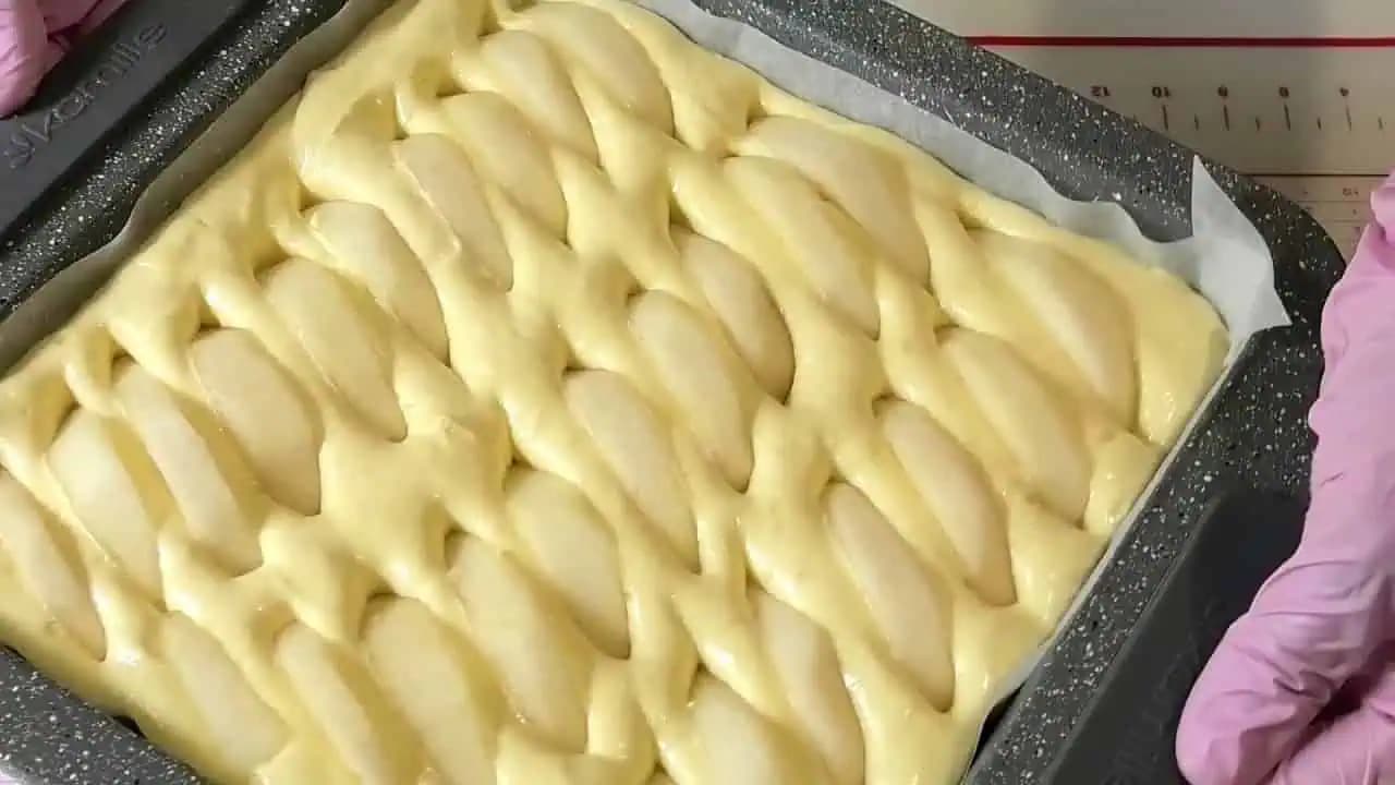 Super jemný jablkový koláč za 10 minút: Neverila by som, že obyčajná piškóta môže byť tak chutná – fantázia!