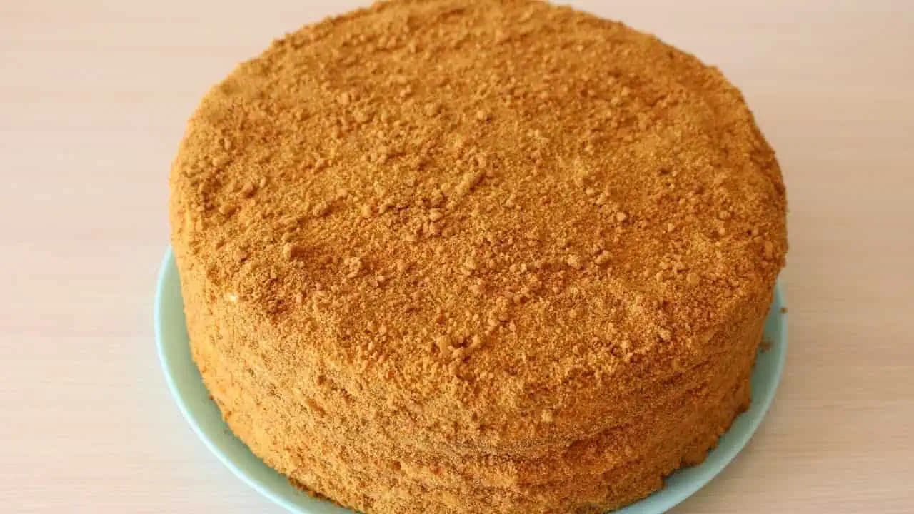 Torta „LENIVÝ MED“ bez vaľkania cesta: Chutí úplne ako kupovaná Marlenka z obchodu!