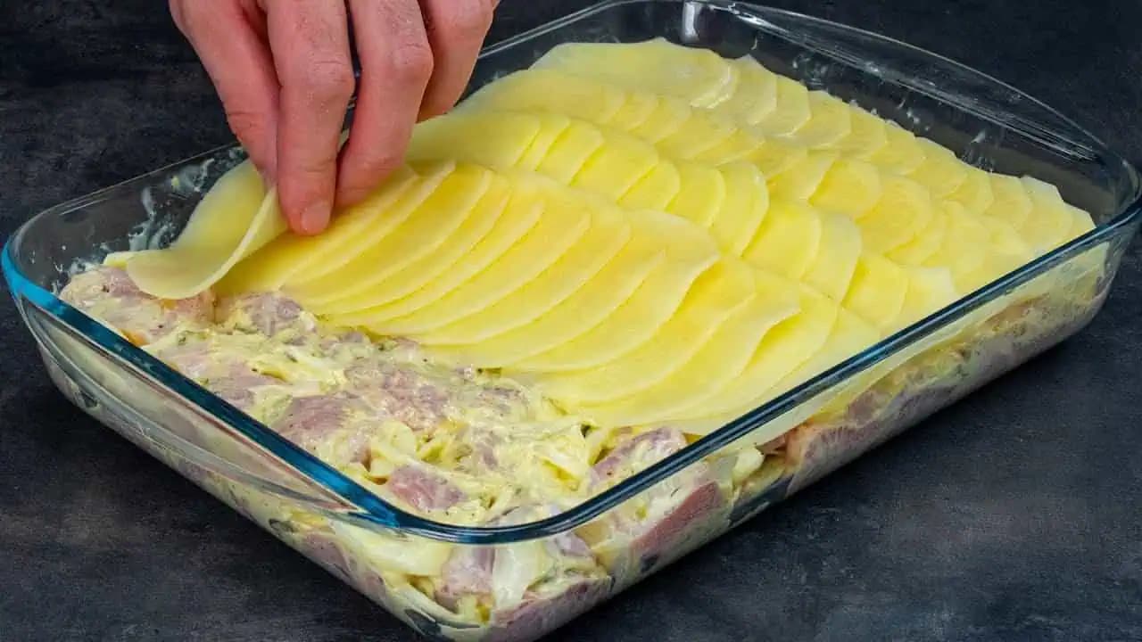 Toto zapekané mäsko so zemiakmi môžeme jesť aj 3 dni za sebou a neobjeme sa ho: Perfektný obed z jednej misy!