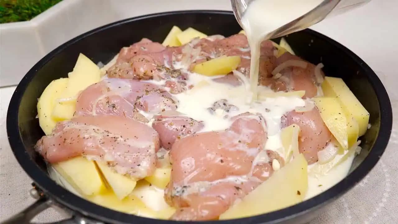 Máte doma horné kuracie stehná a premýšľate, čo s nimi? Vyskúšajte tento chutný recept so smotanou a syrom!