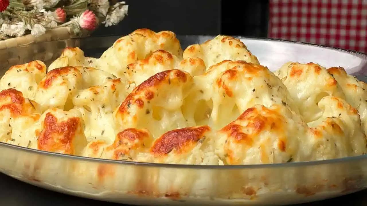 Zapekaný karfiol so smotanou a cesnakom: Je omnoho jemnejší ako vyprážaný v trojobale!