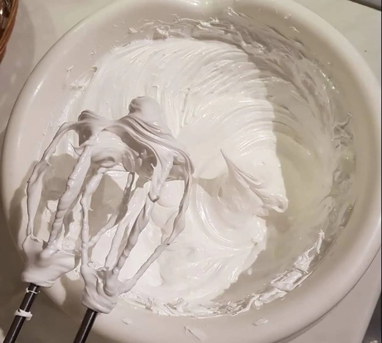 Prestaňte kupovať SMOTANU NA ŠĽAHANIE: Potrebujete iba 2 prísadu a vyrobíte si zásobu do všetkých vašich dezertov!