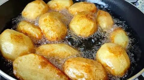 Marinované kuracie krídelká s vynikajúcimi zemiakmi z panvice: Bombový obed, ktorý miluje celá rodina!