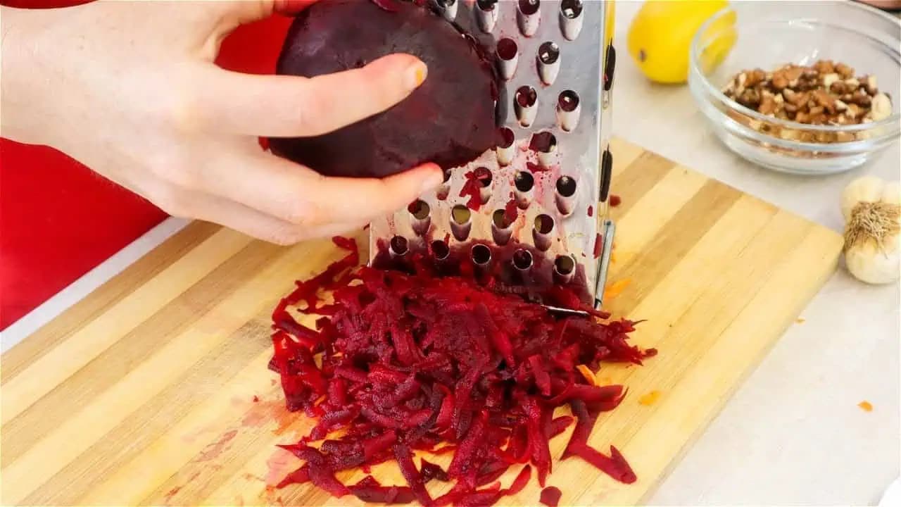 CVIKLU len nastrúhajte, pridajte cesnak, kvapku citrónu a budete vďační za tento recept: BOMBA na imunitu, pomáha pri anémiu a chráni pečeň!