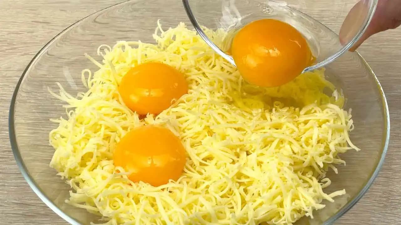 Zmiešajte strúhaný syr s vajíčkami, zeleninou a opečte na panvici: Super mňamka na večeru!