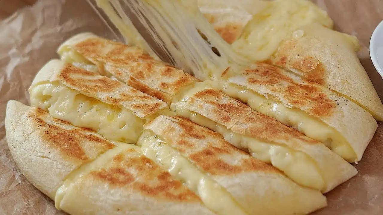Fantastické chlebové tyčinky plnené zemiakmi a syrom: Nepotrebujete droždie, ani vajíčka a dokonca ani rúru!