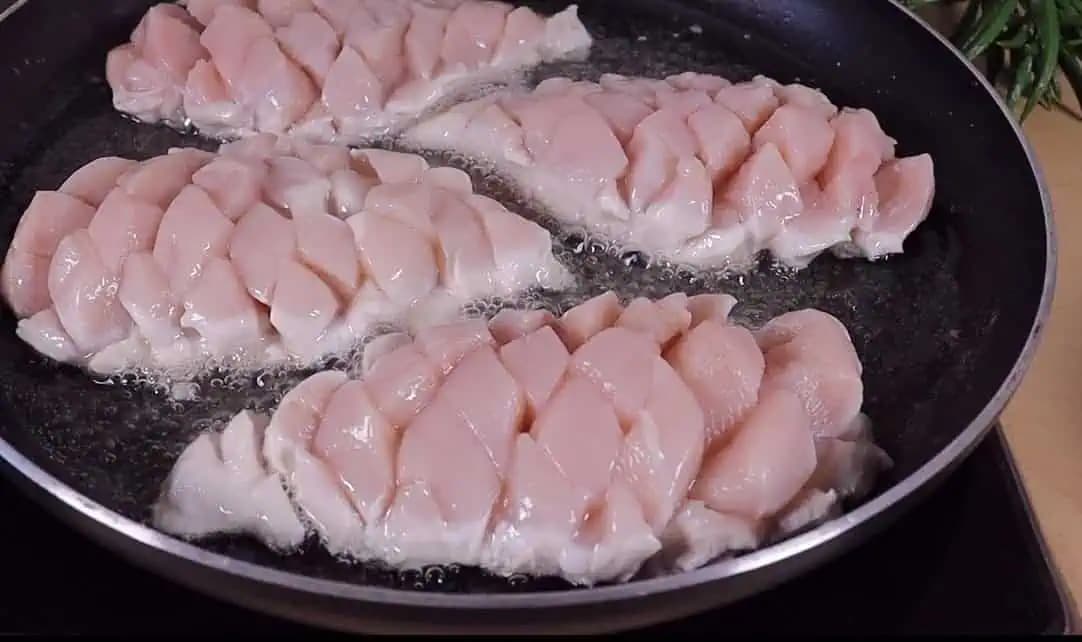 Jednoduchý a chutný FIT recept z jednej panvice: Tieto opečené kuracie prsia so zeleninou budete milovať!