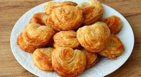 Vynikajúce pečivo, na ktoré vám stačia 3 suroviny: Neuveriteľne chutné a lacné občerstvenie!