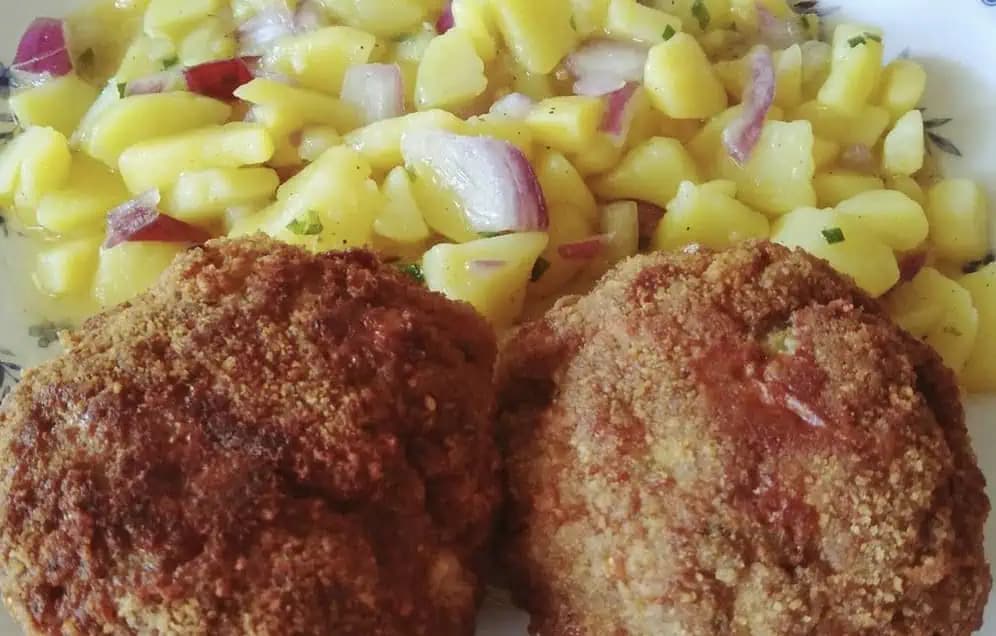 Poznáte ŠMYKĽAVÝ šalát? Najväčšia delikatesa zo zemiakov a jednoduchého nálevu – šaláty s majonézou sa na to nechytajú!