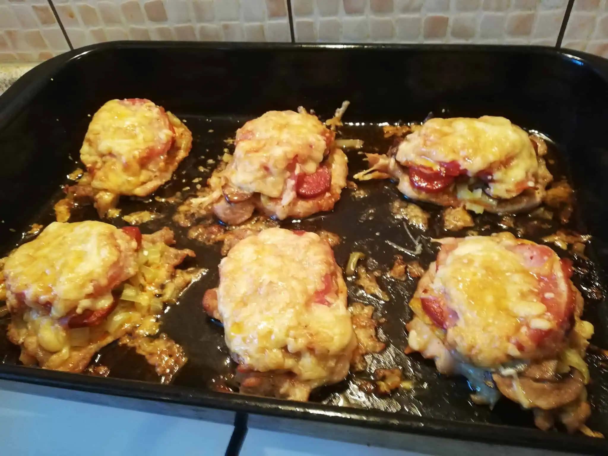 Dajte mäso na cibuľu a za 10 minút máte pripravený VYNIKAJÚCI obed: Rýchly a jednoduchý recept!