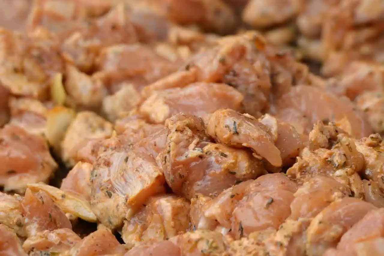 Neuveriteľne chutný obed z jedného pekáča: Jemné kuracie mäsko so zemiakmi a syrom, bez zbytočného špinavého riadu!