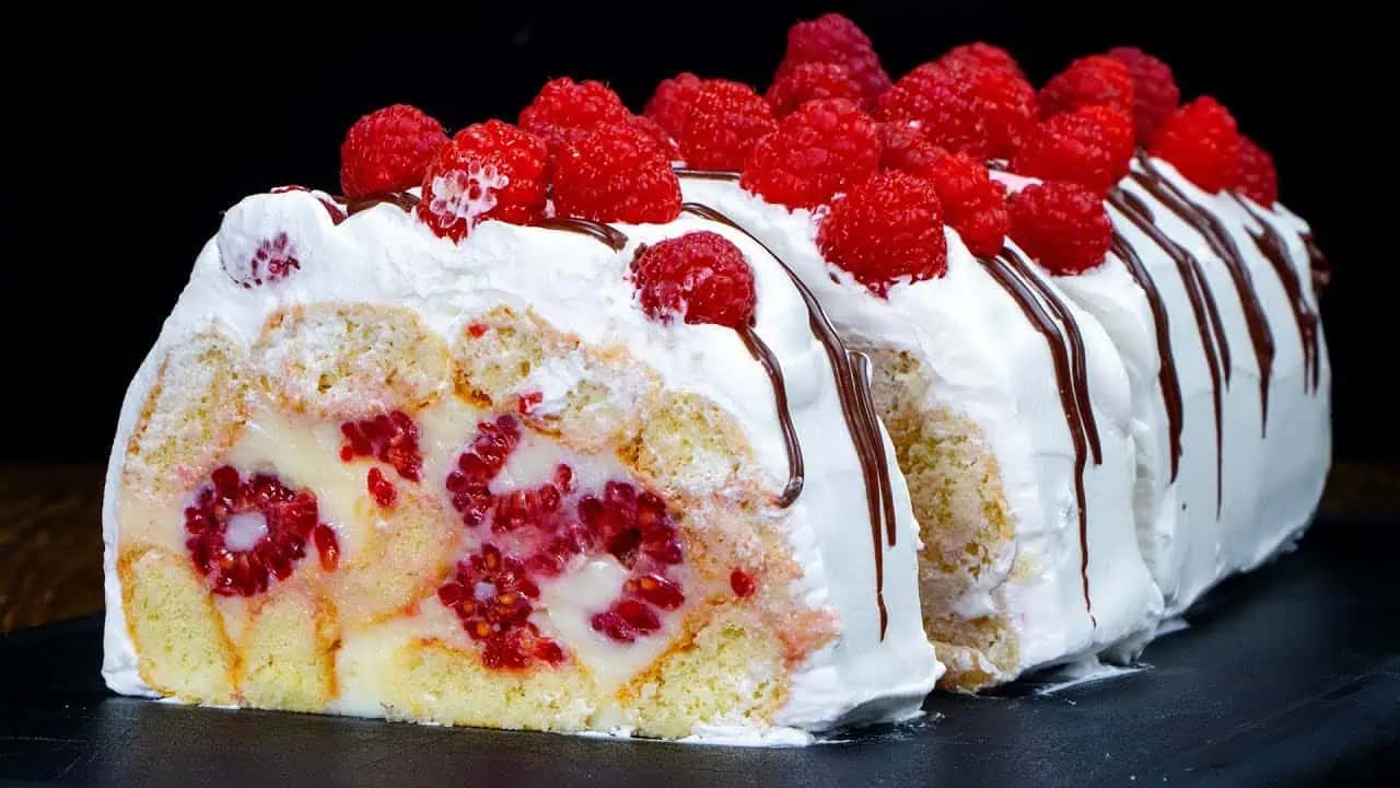 Vynikajúca nepečená roláda s lahodným krémom a malinami: Minimum úsilia a výsledok fantastický!