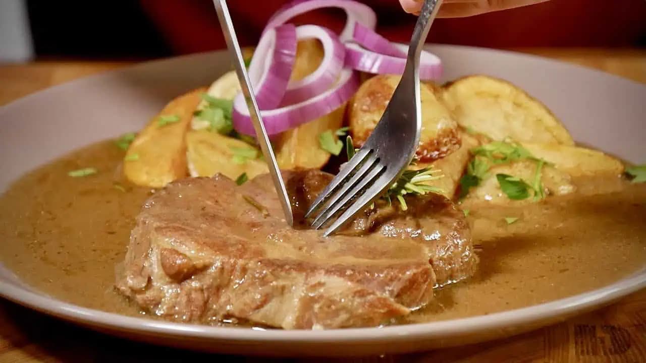 Extra jemná a šťavnatá bravčová krkovička na horčici: To mäsko sa úplne rozpadá na jazyku a omáčka je jedna báseň!