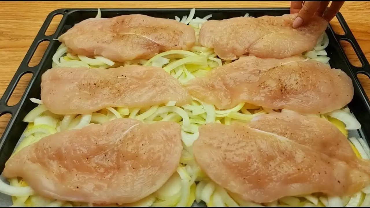 Položte kuracie rezne na zemiaky s cibuľkou a o tejto pochúťke sa vám bude aj snívať: Stokrát lepšie, ako rezeň v trojobale!