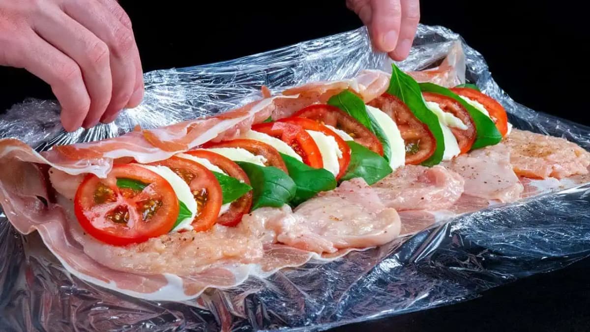 TALIANSKA rolka: Zabaľte kuracie prsia do šunky a o tejto pochúťke sa vám bude aj snívať – najväčšia pochúťka!