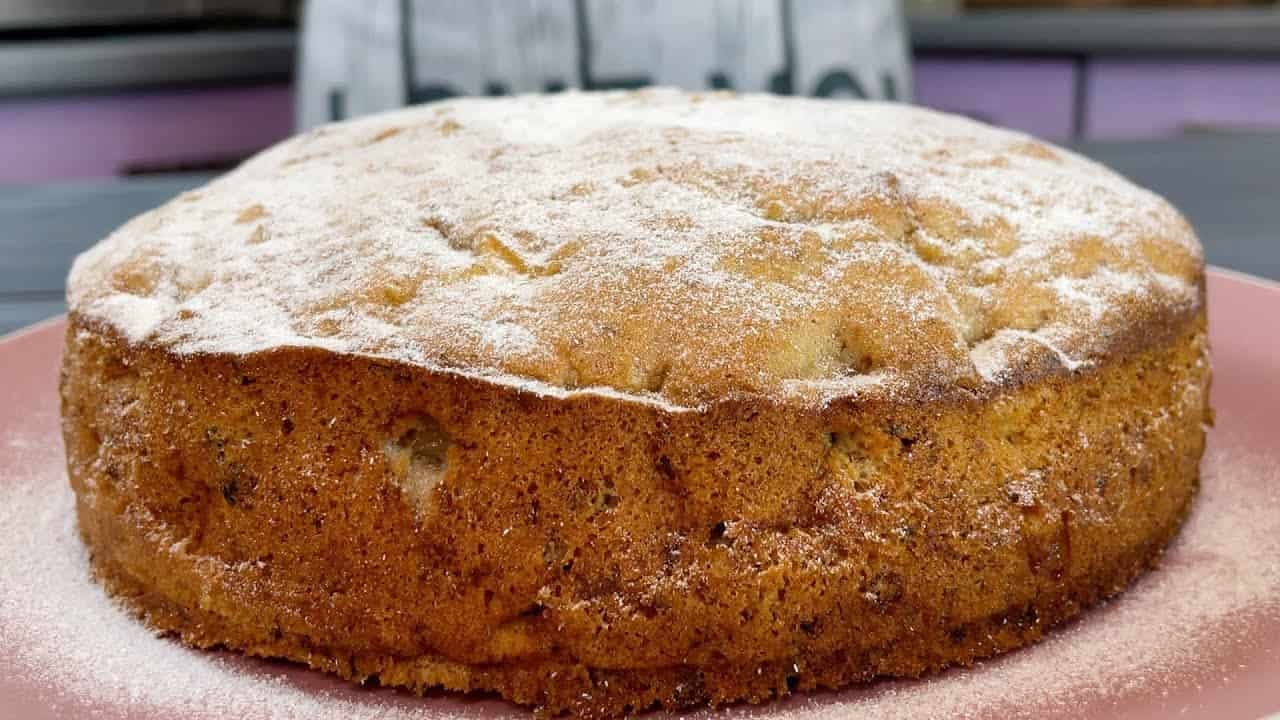 Tento koláč som si práve zamilovala: Jablká a vlašské orechy – rýchle a veľmi chutné (RECEPT)!