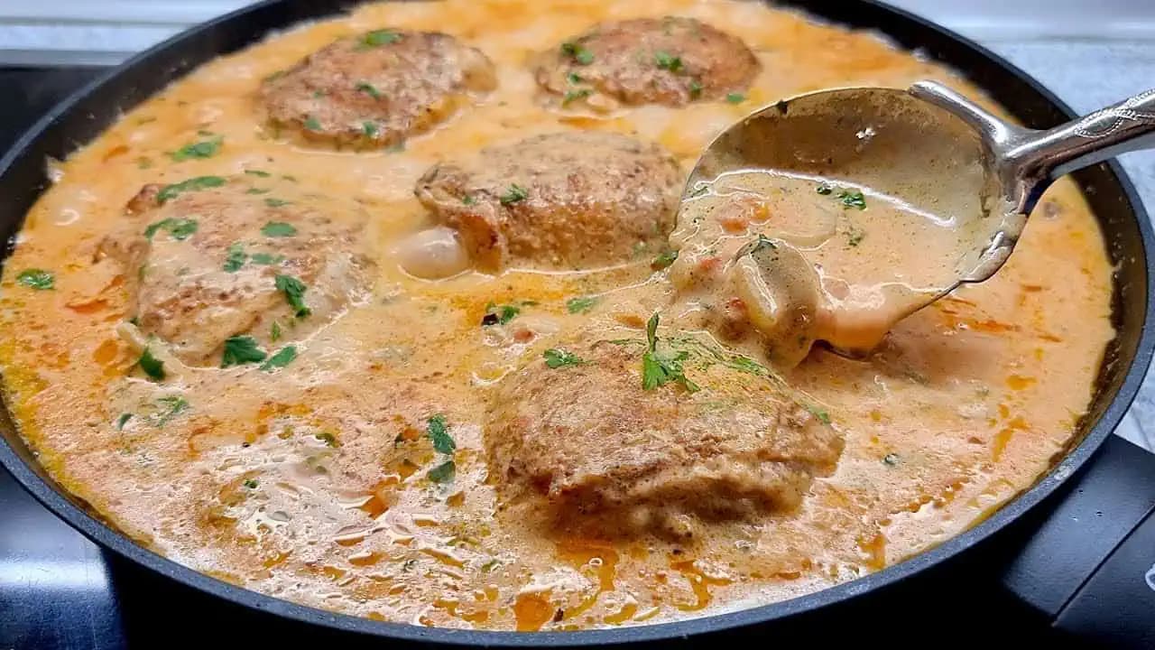 MORAVSKÁ bravčová pochúťka z panvice: Rýchle plátky na hubách a smotane – mäsko ako masielko!