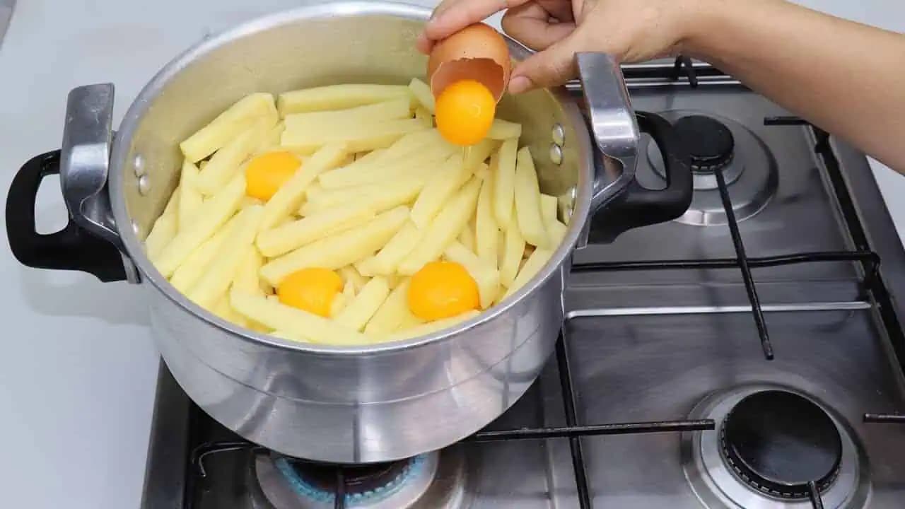 Zemiaky nakrájam ako hranolky, pridám 4 vajcia a varím už len TAKTO: Najchutnejšia príloha, RÝCHLA a netreba k nej ani mäso!