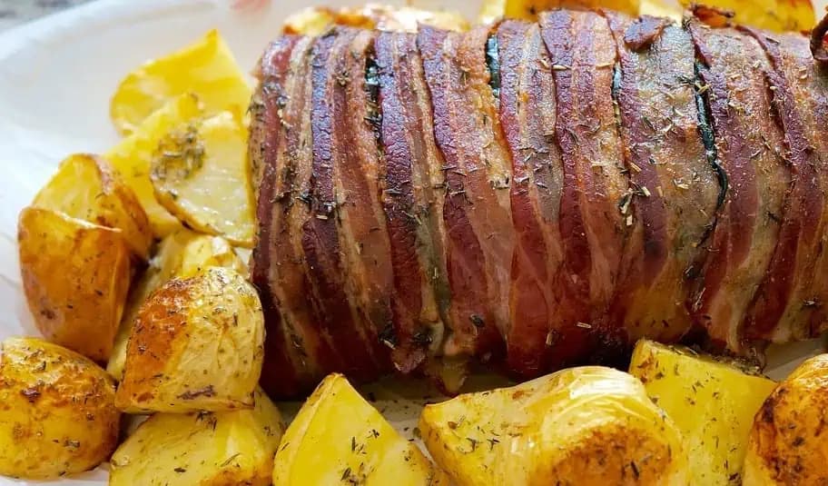 Extrémne chutné mäsko prekladané slaninkou a cibuľou: Upečte ho takto a máte vynikajúce jedlo aj na slávnostný stôl!