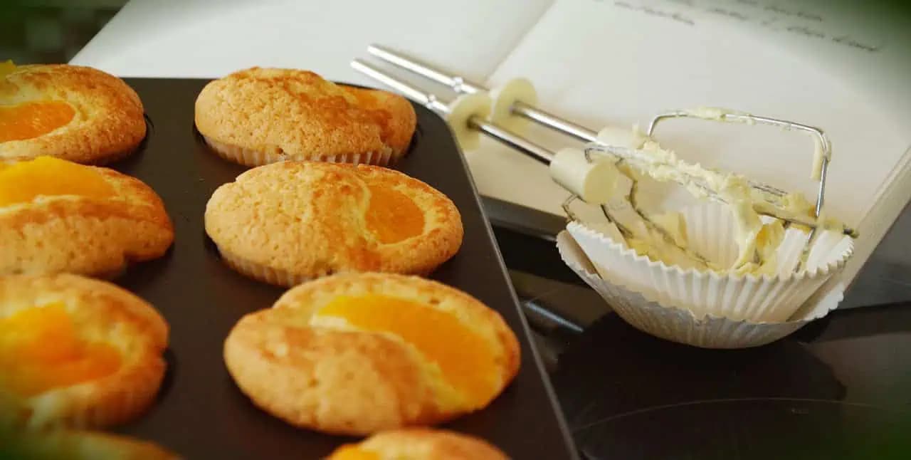 Rýchle vanilkové muffiny s ovocím – ako dych: Zabudnite na suché cesto, v strede sú krémové a chutia božsky!
