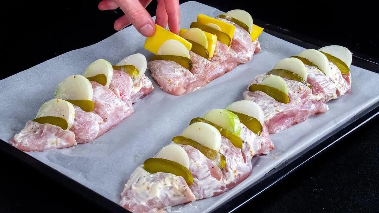 Všetci čakali rezeň v trojobale, ale tento RECEPT nadchol každého pri stole: LEN kuracie prsia, kyslá uhorka, cibuľa, syr a máte najlepšie jedlo!