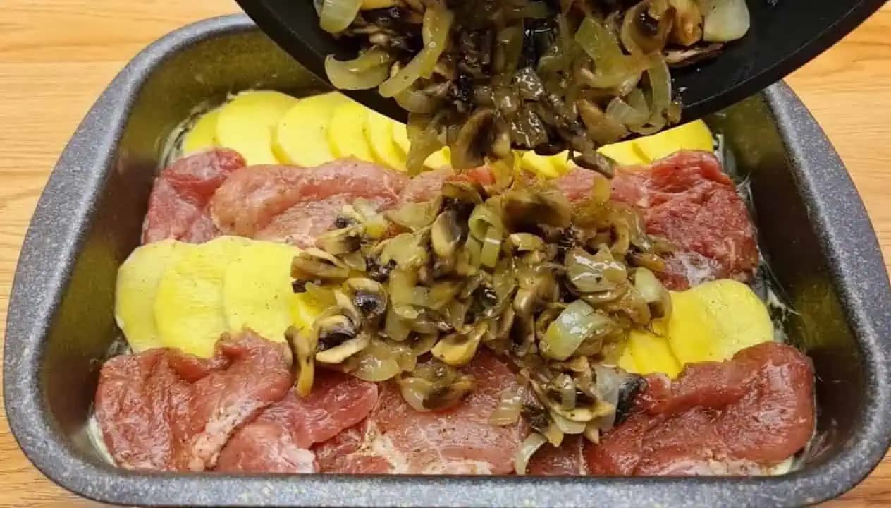 Šťavnaté bravčové plátky na šampiňónoch zapečené so zemiakmi: Výborné jedlo ako od babičky!