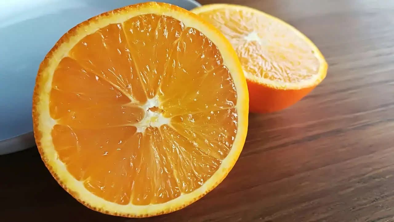 Ak máte doma 4 pomaranče, toto určite skúste: Obrátený koláč s chuťou karamelu – robota na 10 minút, pečie sa 25 minút!