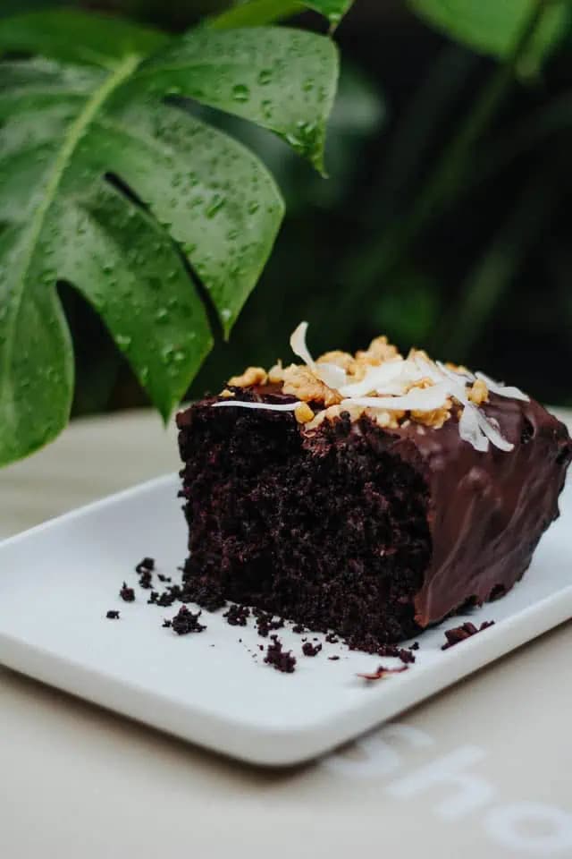 Úžasná, rýchla a lacná čokoládovo-džemová torta: Jednoduchý recept na dezert, po ktorom budete túžiť každý deň!