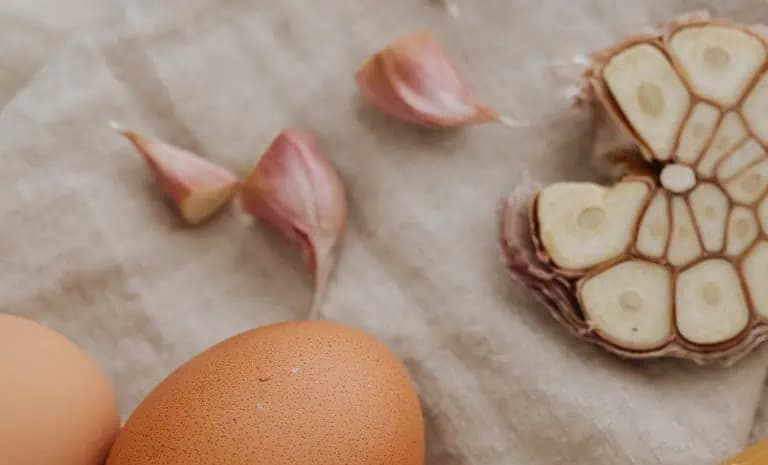 Zmiešajte vajíčka s cesnakom a máte základ na vynikajúce občerstvenie: Do tohoto nápadu sa zamilujete!