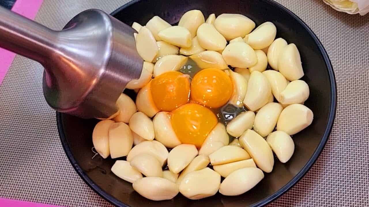 ROZMIXUJTE cesnak s vajíčkami a z tohoto nápadu budete nadšení: Musíte skúsiť, ako chutí výsledok!