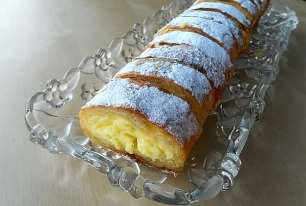 Lístkové cesto už nekupujem: VANILKOVÁ štrúdľa s pudingom a jablkami + recept na fantastické cesto z jogurtu, bez vajec!