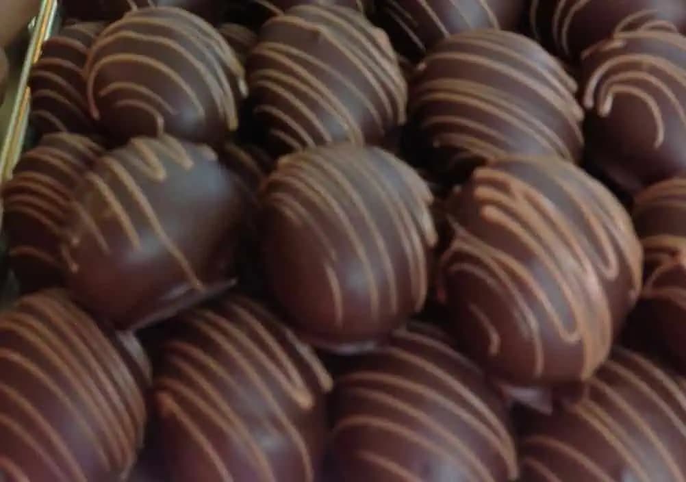 Vynikajúce guličky, ktoré chutia ako Ferrero: Recept na fantastický vianočný dezert bez pečenia!