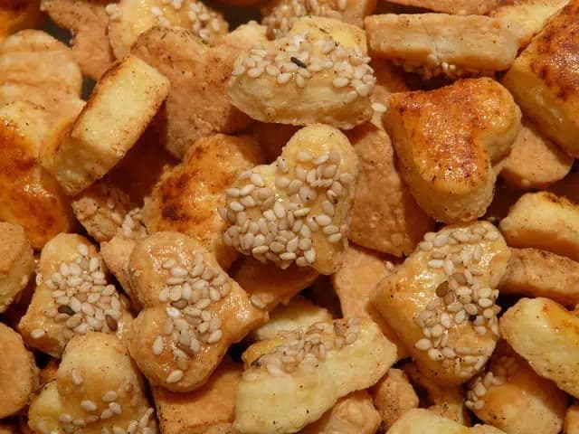 Najjemnejšie slané pečivo, ktoré máte hotové za chvíľu: Pochúťka z vajec a syra, ktorá sa vám rozplynie na jazyku!