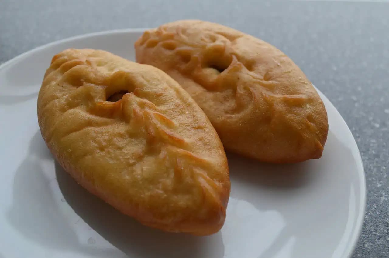 Vynikajúce tvarohové langoše plnené zemiakovou plnkou: Netradičný recept bez droždia a ich veľkou výhodou je, že sú raz dva hotové!