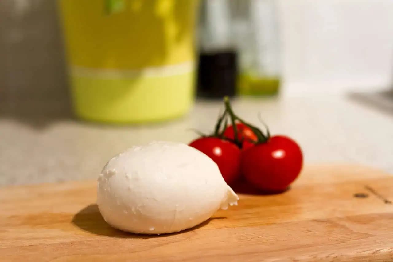 Domáca mozzarella hotová za 30 minút: Potrebujete LEN tieto 2 suroviny a je veľmi chutná!