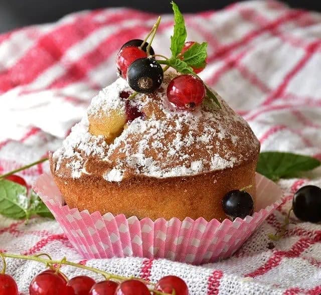 Odkedy mám tento HRNČEKOVÝ recept, žiadne iné muffiny už nerobím: Sú neskutočné a hneď hotové – chutia ako ZMRZLINA!