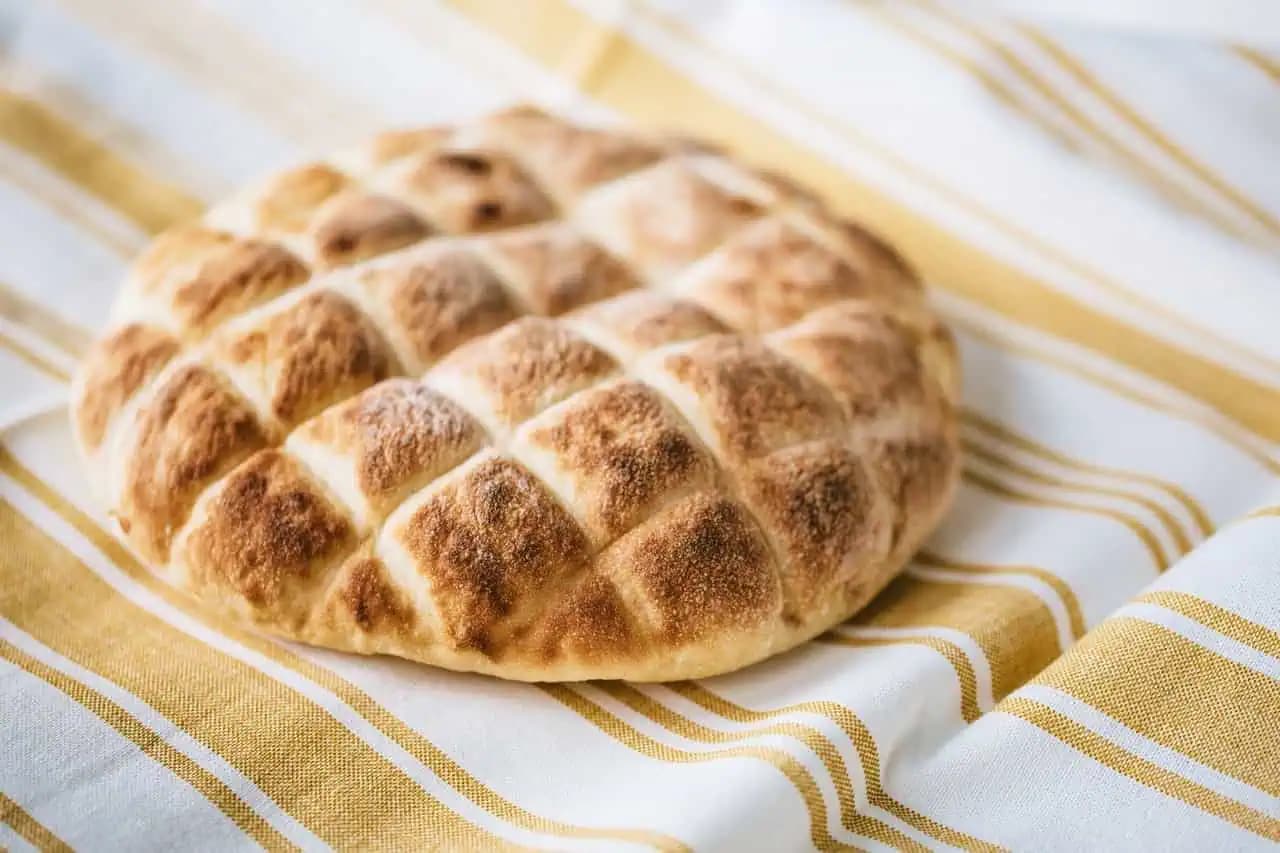 Mám nový recept na cesnakový POSÚCH so syrom, ktorý je lepší ako PIZZA: Pečie sa len 30 minút a vonia celá kuchyňa!