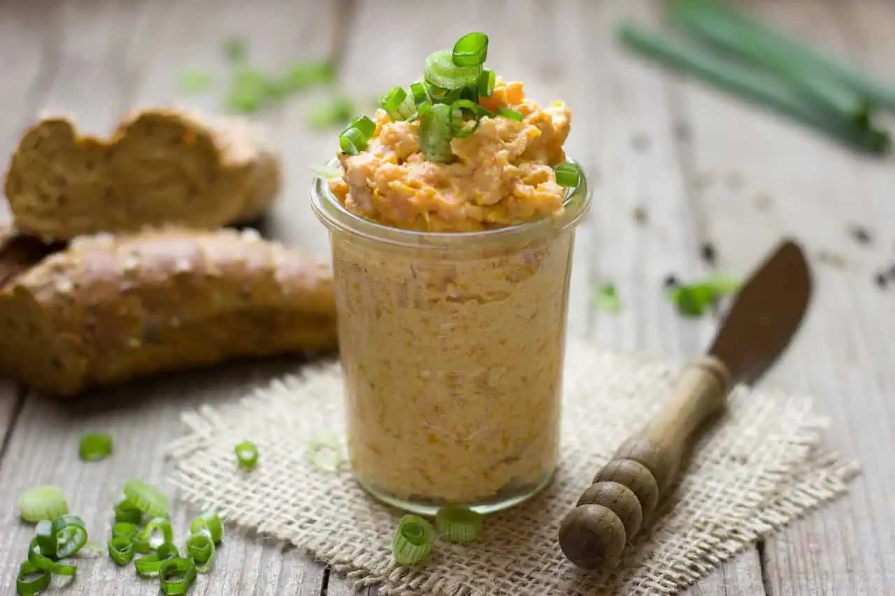 Pekelne dobrá pomazánka (nielen) na chlebíčky: S týmto zmizne aj pečivo zo včera, 5 minút a môžete natierať!