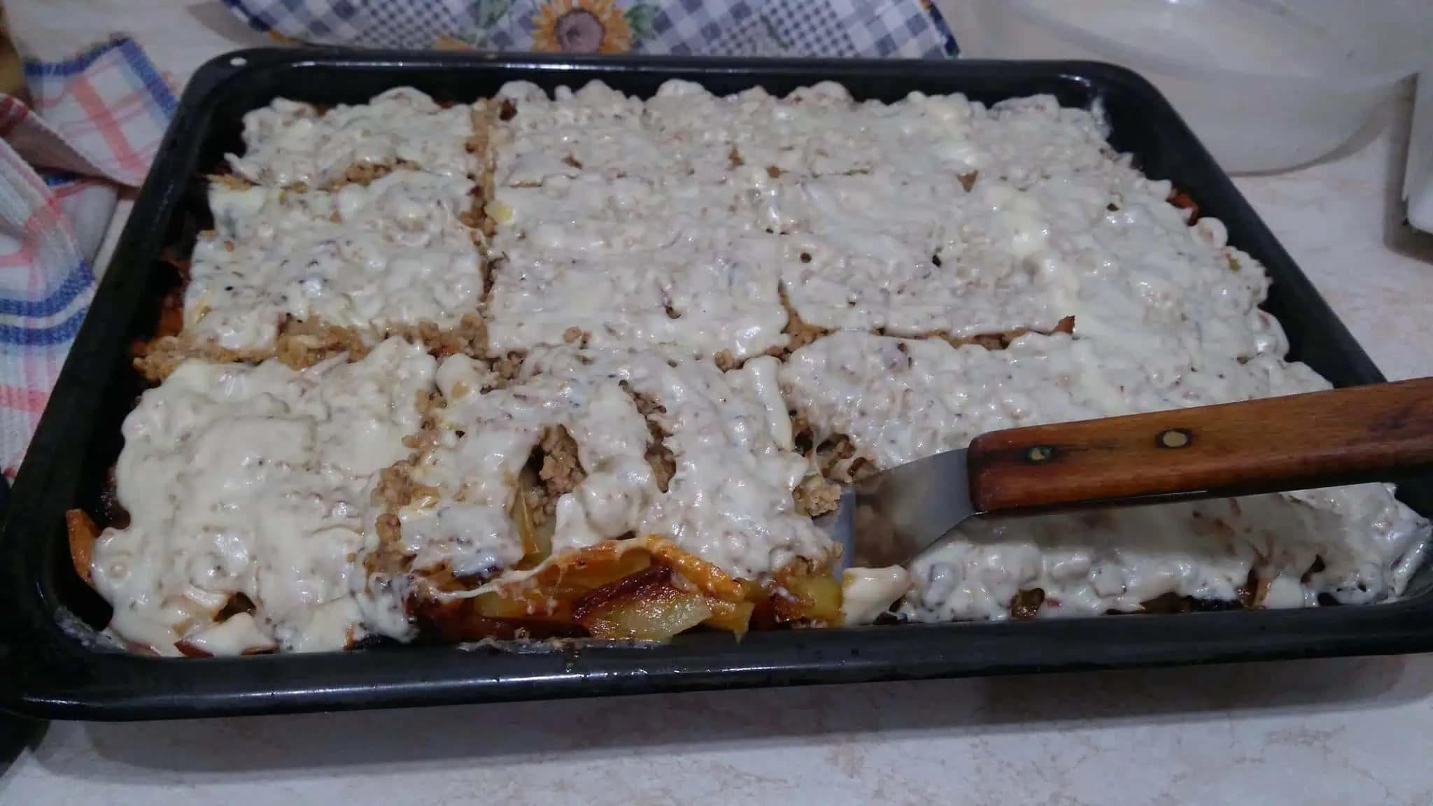 Zemiaky jednoducho posypte mletým mäsom a dajte piect: Výborný a jednoduchý obed z jedného plechu!