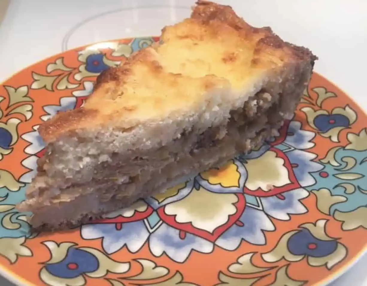 JABLKOVÝ závin lenivej ženy: Jeden úžasný koláč s tvarohom a jablkovou plnkou – len nasypete na plech a viac sa nestaráte!